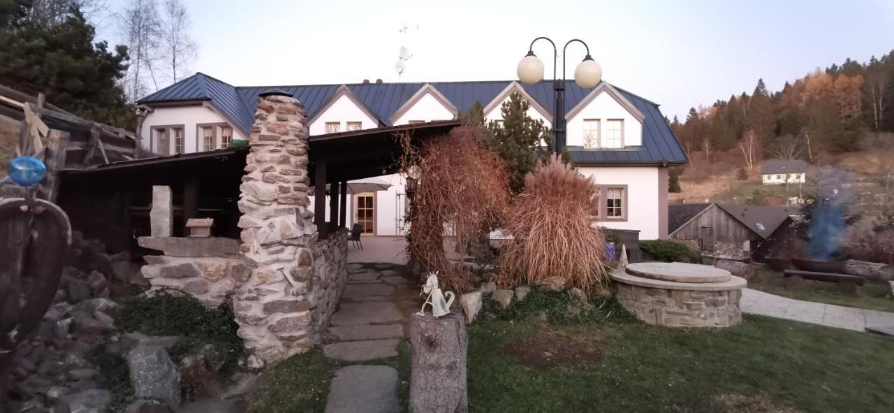 Hotel Zlaty Potok Nicov  エクステリア 写真