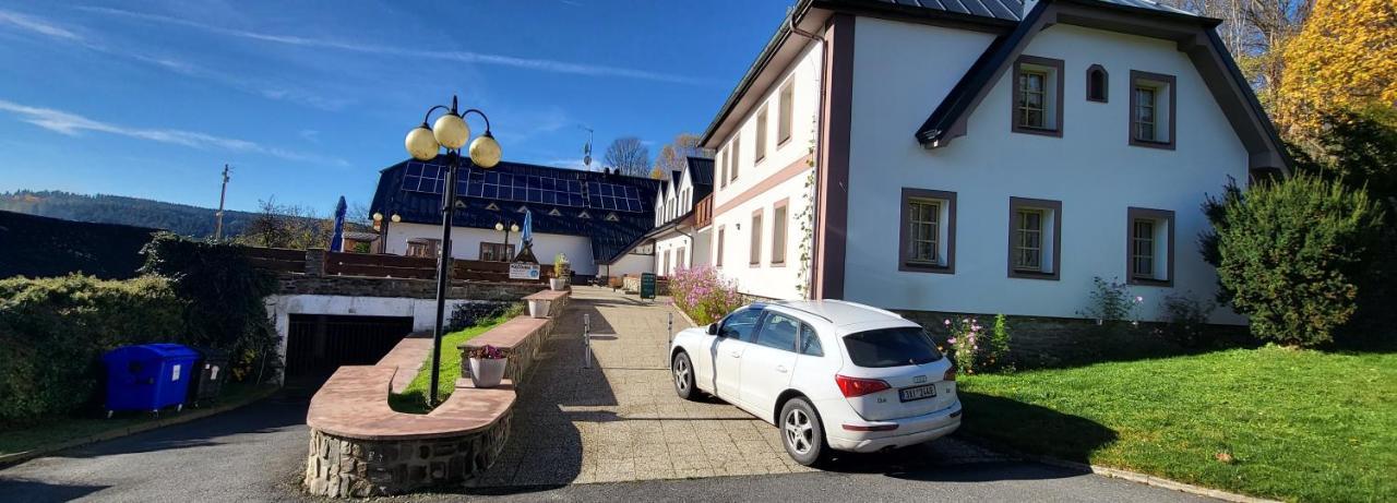 Hotel Zlaty Potok Nicov  エクステリア 写真