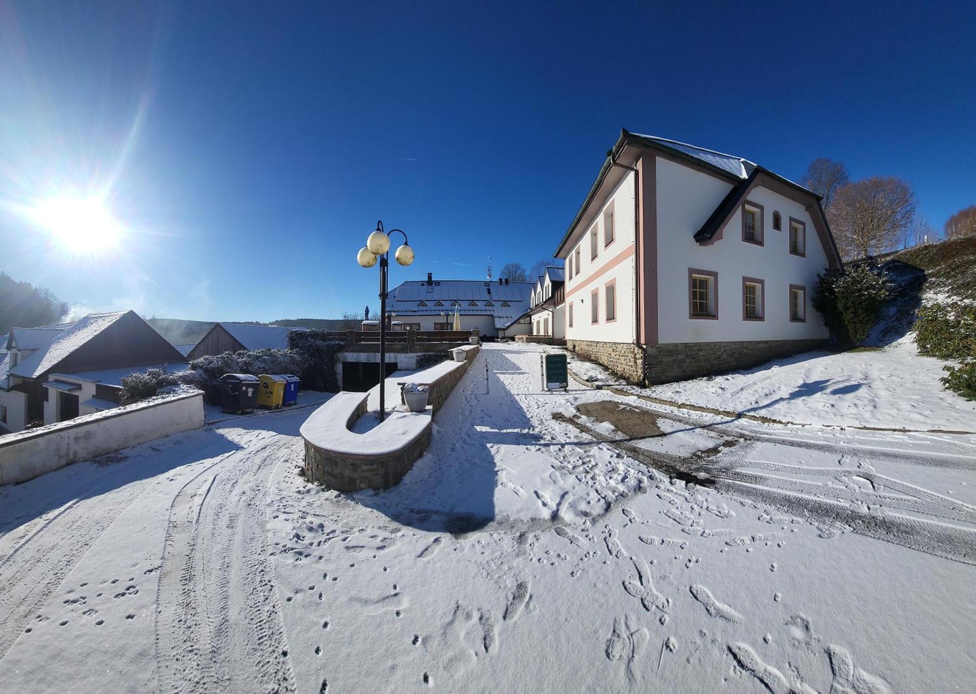 Hotel Zlaty Potok Nicov  エクステリア 写真